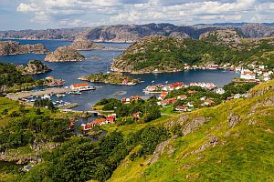 Piękny widok ze wzgórza na wyspie Hidra